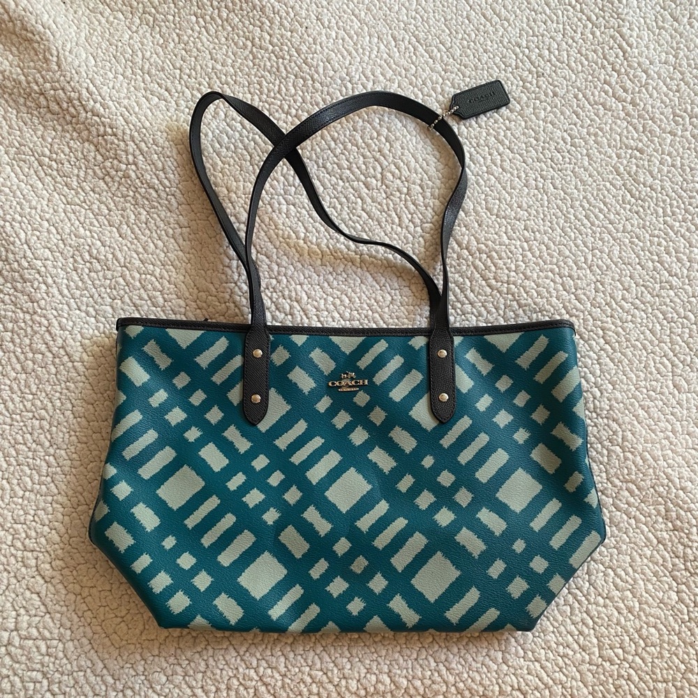 Medium sized Coach bag